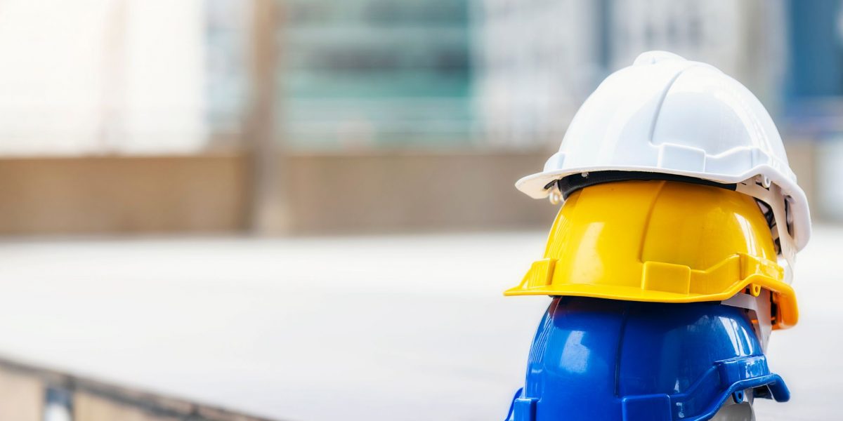 Protege tu cabeza con un casco en la edificación de sabadell